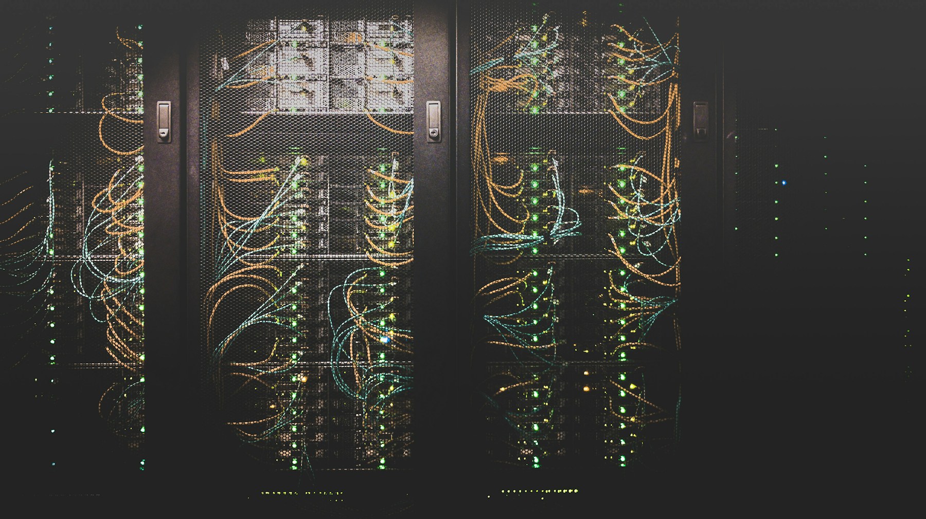 Active infrastructure hardware with status lights